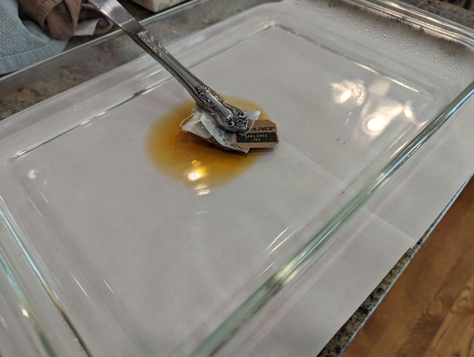 Tea diffusing in a tray